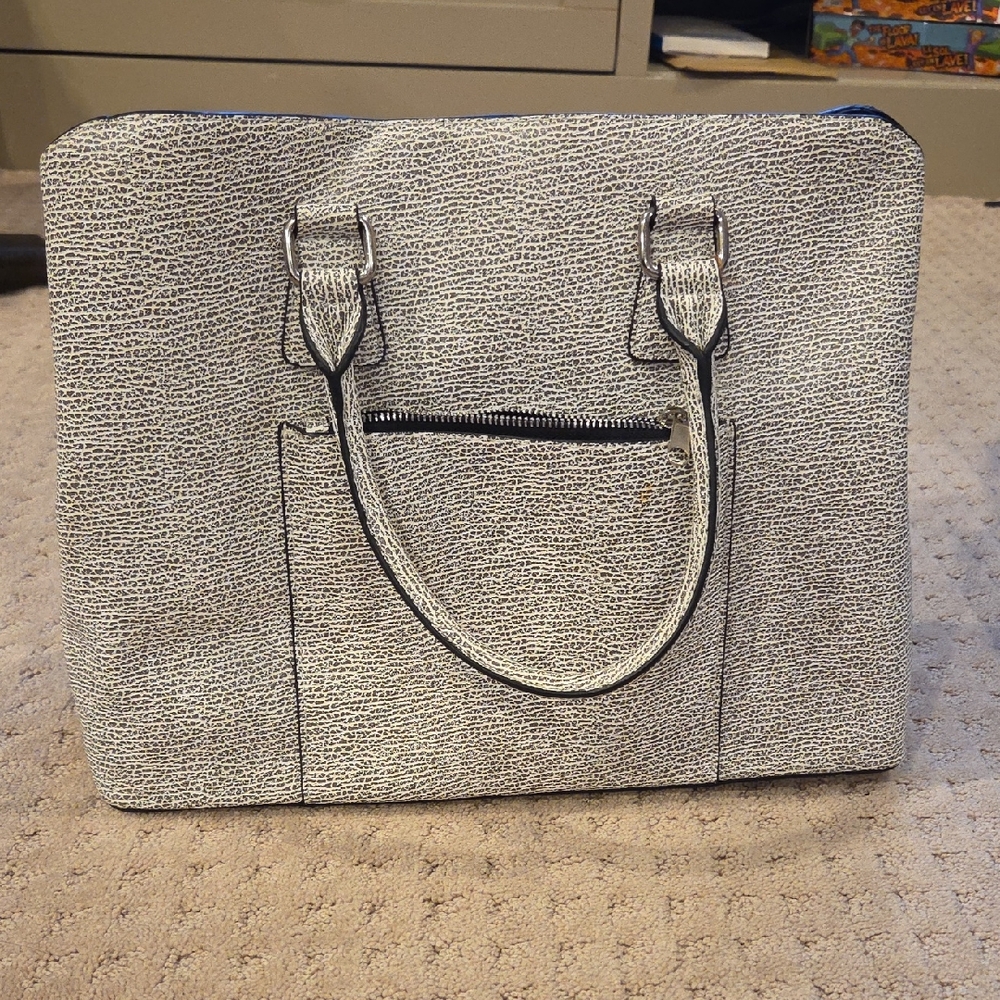 Chic Black and White Tote with Sophisticated Design
